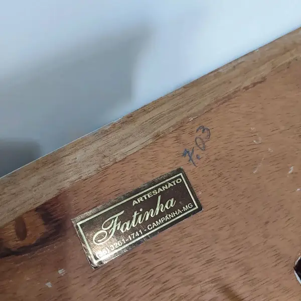 Foto de um(a) Peanha em madeira, da categoria de Objetos de parede. Peanha de madeira com belos entalhes na cor dourada e branco, peça da cidade de Campanha - MG datada 07/2003. Medidas:... Mostrado de uma perspectiva diferente. Vendido no marketplace Trésors.