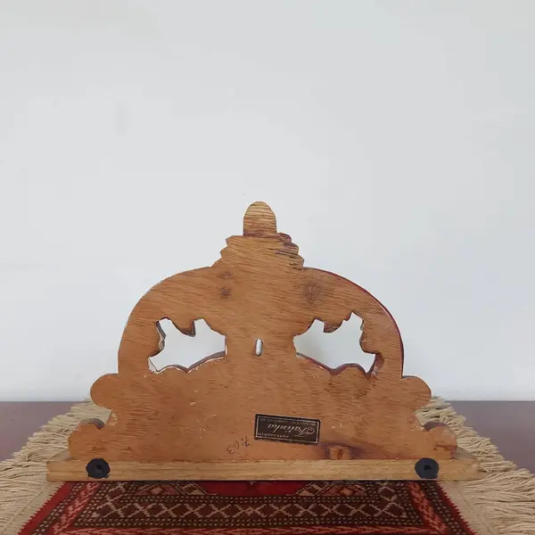 Foto de um(a) Peanha em madeira, da categoria de Objetos de parede. Peanha de madeira com belos entalhes na cor dourada e branco, peça da cidade de Campanha - MG datada 07/2003. Medidas:... Mostrado de uma perspectiva diferente. Vendido no marketplace Trésors.