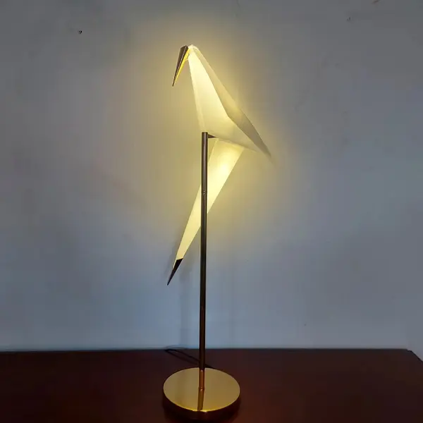 Foto de um(a) Luminária de mesa perch pássaro origami, da categoria de Abajures. Linda luminária de mesa perch pássaro origami estilo moooi led, queridinha do salão de Milão luminária perch, inspirada nos... Mostrado de uma perspectiva diferente. Vendido no marketplace Trésors.
