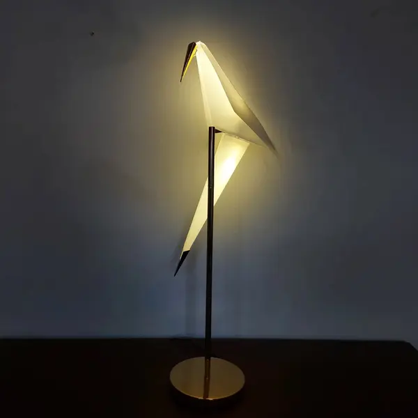 Foto de um(a) Luminária de mesa perch pássaro origami, da categoria de Abajures. Linda luminária de mesa perch pássaro origami estilo moooi led, queridinha do salão de Milão luminária perch, inspirada nos... Mostrado de uma perspectiva diferente. Vendido no marketplace Trésors.