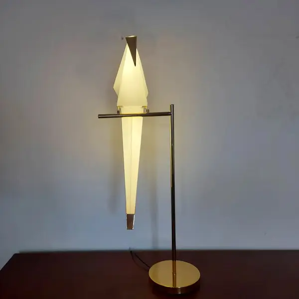 Foto de um(a) Luminária de mesa perch pássaro origami, da categoria de Abajures. Linda luminária de mesa perch pássaro origami estilo moooi led, queridinha do salão de Milão luminária perch, inspirada nos... Mostrado de uma perspectiva diferente. Vendido no marketplace Trésors.