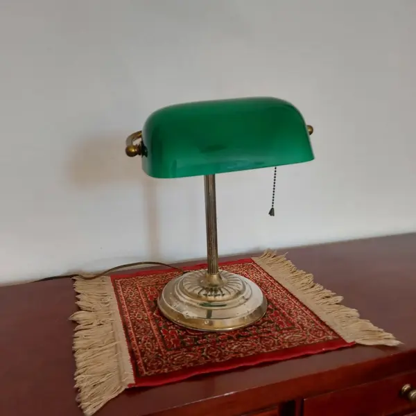 Foto de um(a) Luminária de mesa modelo Banker, da categoria de Abajures. Antiga luminária de mesa modelo BANKER para ambientes de leitura, escritório ou decoração com cúpula em vidro verde.... Mostrado de uma perspectiva diferente. Vendido no marketplace Trésors.