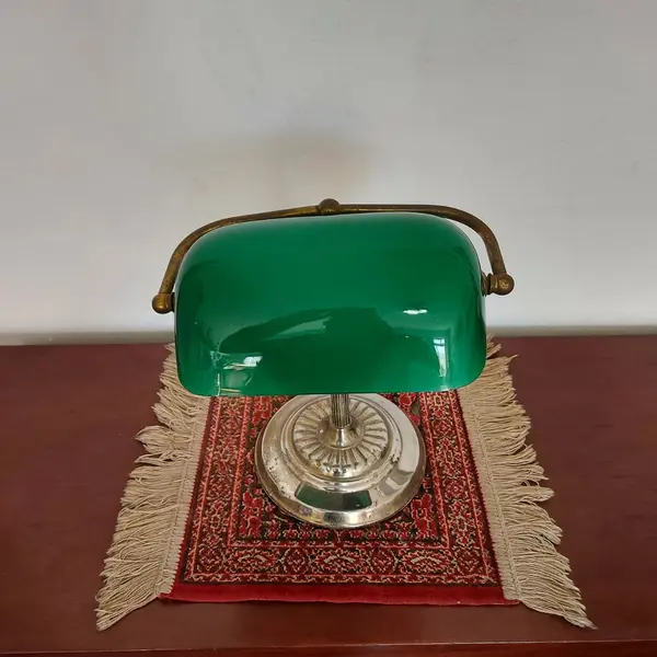 Foto de um(a) Luminária de mesa modelo Banker, da categoria de Abajures. Antiga luminária de mesa modelo BANKER para ambientes de leitura, escritório ou decoração com cúpula em vidro verde.... Mostrado de uma perspectiva diferente. Vendido no marketplace Trésors.