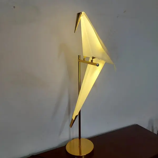 Foto de um(a) Luminária de mesa perch pássaro origami, da categoria de Abajures. Linda luminária de mesa perch pássaro origami estilo moooi led, queridinha do salão de Milão luminária perch, inspirada nos... Mostrado de uma perspectiva diferente. Vendido no marketplace Trésors.