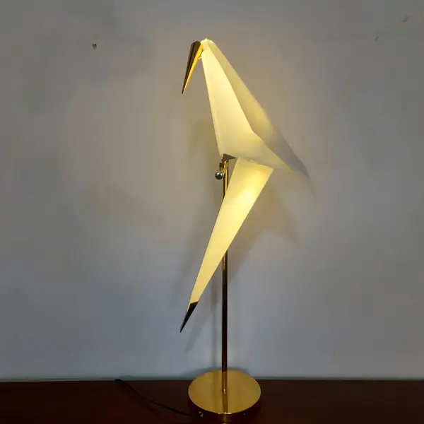 Foto de um(a) Luminária de mesa perch pássaro origami, da categoria de Abajures. Linda luminária de mesa perch pássaro origami estilo moooi led, queridinha do salão de Milão luminária perch, inspirada nos... Mostrado de uma perspectiva diferente. Vendido no marketplace Trésors.