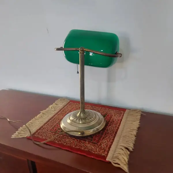Foto de um(a) Luminária de mesa modelo Banker, da categoria de Abajures. Antiga luminária de mesa modelo BANKER para ambientes de leitura, escritório ou decoração com cúpula em vidro verde.... Mostrado de uma perspectiva diferente. Vendido no marketplace Trésors.