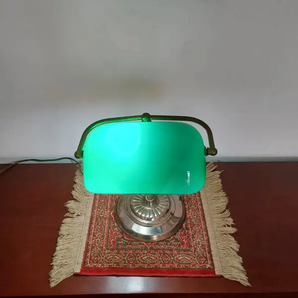 Foto de um(a) Luminária de mesa modelo Banker, da categoria de Abajures. Antiga luminária de mesa modelo BANKER para ambientes de leitura, escritório ou decoração com cúpula em vidro verde.... Mostrado de uma perspectiva diferente. Vendido no marketplace Trésors.