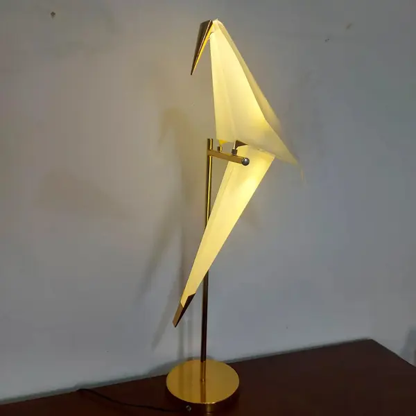 Foto de um(a) Luminária de mesa perch pássaro origami, da categoria de Abajures. Linda luminária de mesa perch pássaro origami estilo moooi led, queridinha do salão de Milão luminária perch, inspirada nos... Mostrado de uma perspectiva diferente. Vendido no marketplace Trésors.