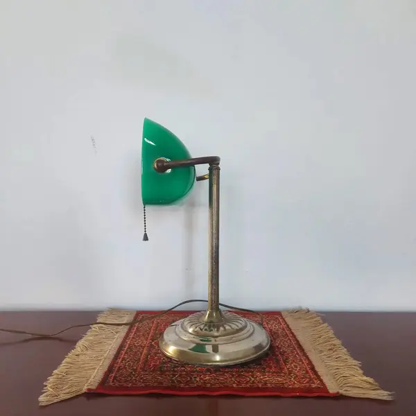 Foto de um(a) Luminária de mesa modelo Banker, da categoria de Abajures. Antiga luminária de mesa modelo BANKER para ambientes de leitura, escritório ou decoração com cúpula em vidro verde.... Mostrado de uma perspectiva diferente. Vendido no marketplace Trésors.