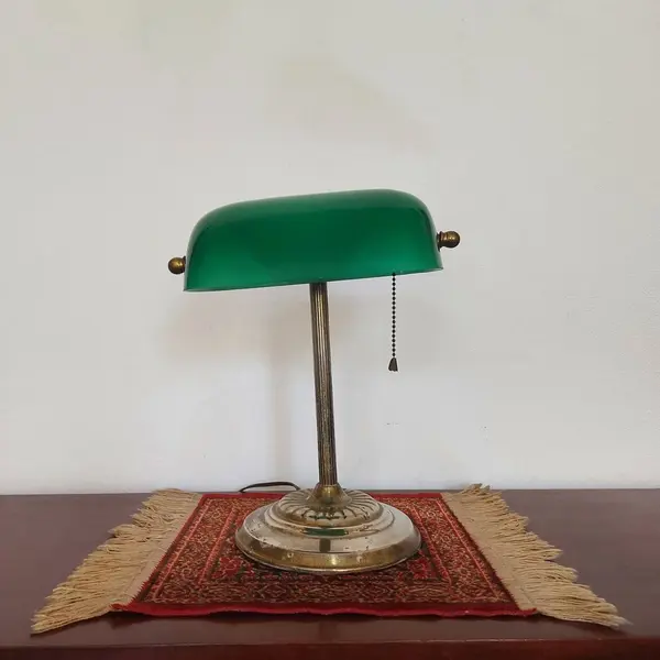 Foto de um(a) Luminária de mesa modelo Banker, da categoria de Abajures. Antiga luminária de mesa modelo BANKER para ambientes de leitura, escritório ou decoração com cúpula em vidro verde.... Mostrado de uma perspectiva diferente. Vendido no marketplace Trésors.
