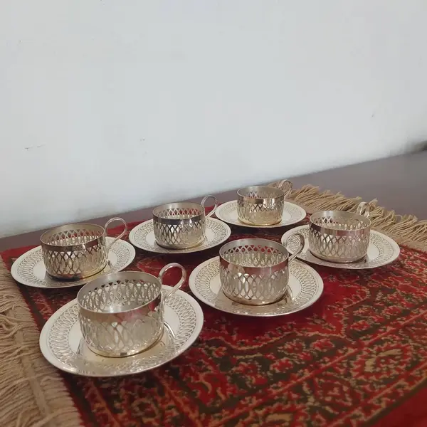 Foto de um(a) Conjunto porta xícaras prata 90, da categoria de Xícaras. Cristófoli - Antigo e lindo conjunto com 06 porta xícaras com pires em prata 90. Mostrado de uma perspectiva diferente. Vendido no marketplace Trésors.