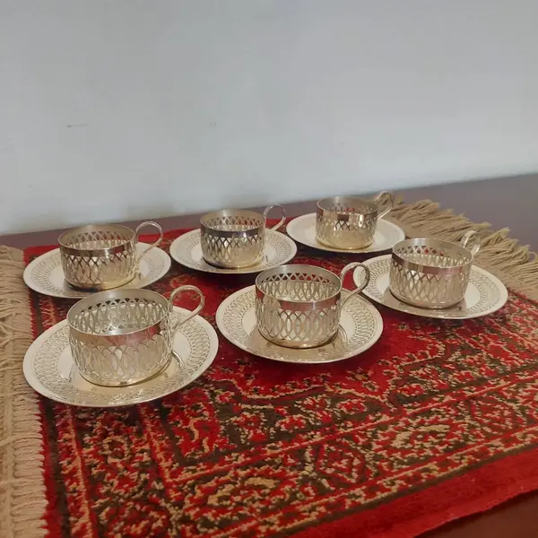 Foto de um(a) Conjunto porta xícaras prata 90, da categoria de Xícaras. Cristófoli - Antigo e lindo conjunto com 06 porta xícaras com pires em prata 90. Mostrado de uma perspectiva diferente. Vendido no marketplace Trésors.