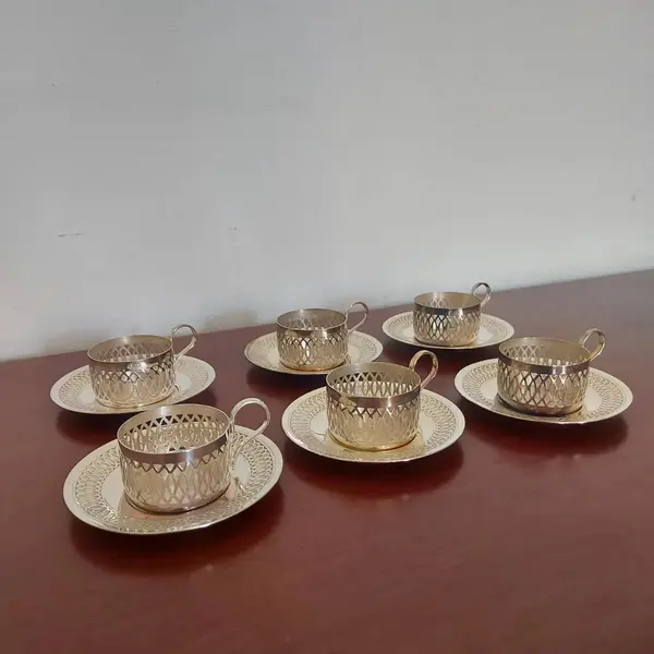Foto de um(a) Conjunto porta xícaras prata 90, da categoria de Xícaras. Cristófoli - Antigo e lindo conjunto com 06 porta xícaras com pires em prata 90. Mostrado de uma perspectiva diferente. Vendido no marketplace Trésors.