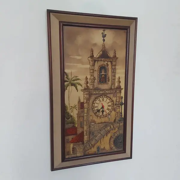 Foto de um(a) Quadro com relógio, da categoria de Pinturas. Belíssimo quadro em alto relevo com relógio (funcionando). Medidas: altura 96 cm x largura 57 cm. Mostrado de uma perspectiva diferente. Vendido no marketplace Trésors.
