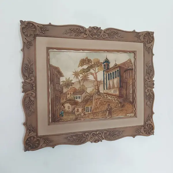 Foto de um(a) Quadro em alto relevo, da categoria de Pinturas. Belissimo quadro em alto relevo com linda moldura em resina imitando madeira Medidas: Comprimento 51,5 cm x altura 43,5 cm. Mostrado de uma perspectiva diferente. Vendido no marketplace Trésors.