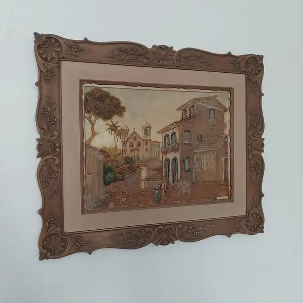 Foto de um(a) Quadro em alto relevo, da categoria de Pinturas. Belissimo quadro em alto relevo com linda moldura em resina imitando madeira. Medidas: comprimento 51,5 cm x altura 43,5 cm. Mostrado de uma perspectiva diferente. Vendido no marketplace Trésors.