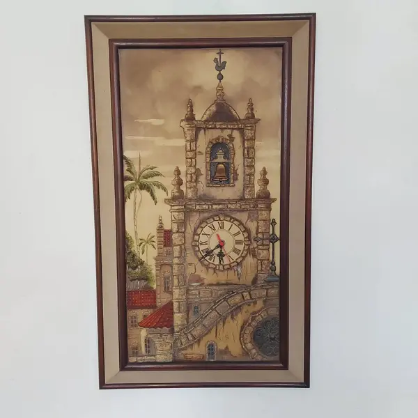 Foto de um(a) Quadro com relógio, da categoria de Pinturas. Belíssimo quadro em alto relevo com relógio (funcionando). Medidas: altura 96 cm x largura 57 cm. Mostrado de uma perspectiva diferente. Vendido no marketplace Trésors.