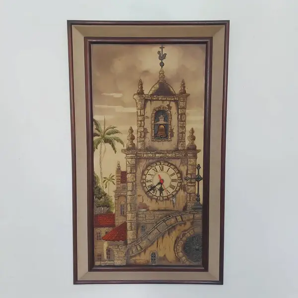 Foto de um(a) Quadro com relógio, da categoria de Pinturas. Belíssimo quadro em alto relevo com relógio (funcionando). Medidas: altura 96 cm x largura 57 cm. Mostrado de uma perspectiva diferente. Vendido no marketplace Trésors.
