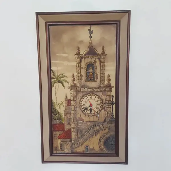 Foto de um(a) Quadro com relógio, da categoria de Pinturas. Belíssimo quadro em alto relevo com relógio (funcionando). Medidas: altura 96 cm x largura 57 cm. Mostrado de uma perspectiva diferente. Vendido no marketplace Trésors.