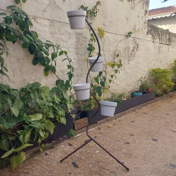 Foto de um(a) Floreira em ferro, da categoria de Móveis para jardim. Antiga floreira de canto em ferro com 5 suportes. Acompanha 4 vasos de porcelana e 1 vaso de cerâmica (perfeito para montar... Mostrado de uma perspectiva diferente. Vendido no marketplace Trésors.