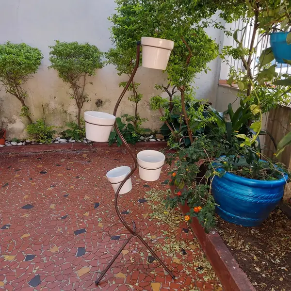 Foto de um(a) Floreira em ferro, da categoria de Móveis para jardim. Antiga floreira de canto em ferro com 5 suportes. Acompanha 4 vasos de porcelana e 1 vaso de cerâmica (perfeito para montar... Mostrado de uma perspectiva diferente. Vendido no marketplace Trésors.