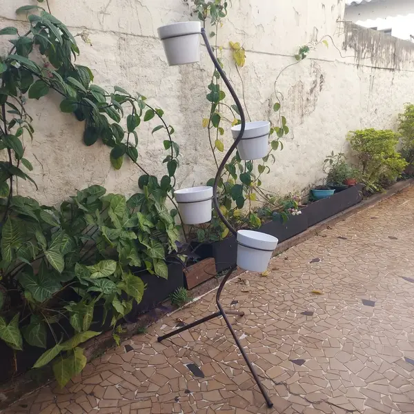 Foto de um(a) Floreira em ferro, da categoria de Móveis para jardim. Antiga floreira de canto em ferro com 5 suportes. Acompanha 4 vasos de porcelana e 1 vaso de cerâmica (perfeito para montar... Mostrado de uma perspectiva diferente. Vendido no marketplace Trésors.