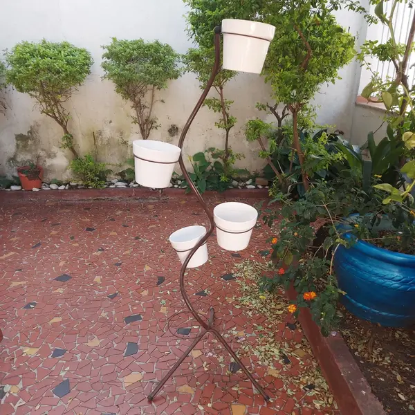 Foto de um(a) Floreira em ferro, da categoria de Móveis para jardim. Antiga floreira de canto em ferro com 5 suportes. Acompanha 4 vasos de porcelana e 1 vaso de cerâmica (perfeito para montar... Mostrado de uma perspectiva diferente. Vendido no marketplace Trésors.