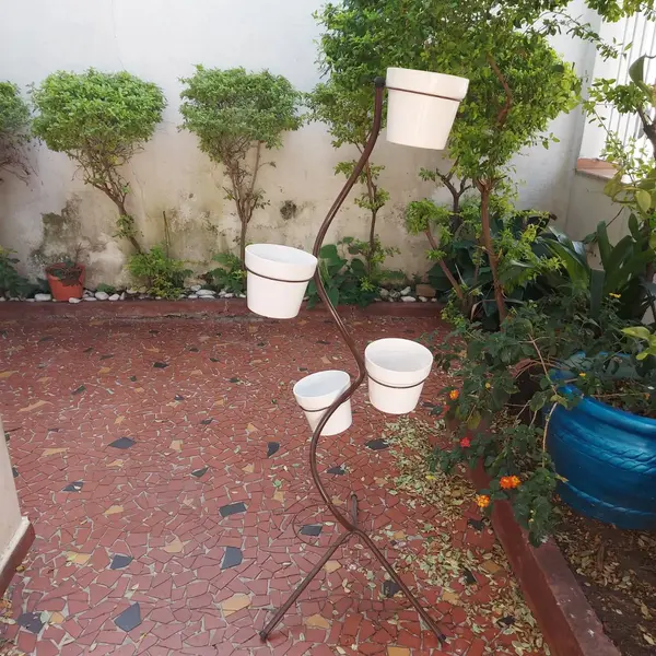 Foto de um(a) Floreira em ferro, da categoria de Móveis para jardim. Antiga floreira de canto em ferro com 5 suportes. Acompanha 4 vasos de porcelana e 1 vaso de cerâmica (perfeito para montar... Mostrado de uma perspectiva diferente. Vendido no marketplace Trésors.