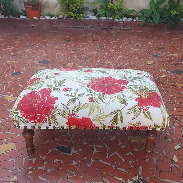 Foto de um(a) Banqueta para descanso dos pés, da categoria de Banquetas. Antiga e linda banqueta para descanso dos pés Medidas : Comprimento 51 cm x largura 37 cm x altura 22 cm. Mostrado de uma perspectiva diferente. Vendido no marketplace Trésors.