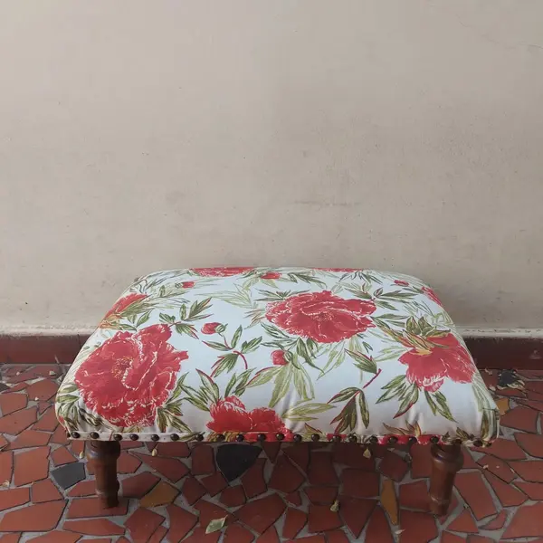 Foto de um(a) Banqueta para descanso dos pés, da categoria de Banquetas. Antiga e linda banqueta para descanso dos pés Medidas : Comprimento 51 cm x largura 37 cm x altura 22 cm. Mostrado de uma perspectiva diferente. Vendido no marketplace Trésors.