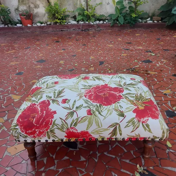 Foto de um(a) Banqueta para descanso dos pés, da categoria de Banquetas. Antiga e linda banqueta para descanso dos pés Medidas : Comprimento 51 cm x largura 37 cm x altura 22 cm. Mostrado de uma perspectiva diferente. Vendido no marketplace Trésors.