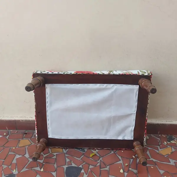 Foto de um(a) Banqueta para descanso dos pés, da categoria de Banquetas. Antiga e linda banqueta para descanso dos pés Medidas : Comprimento 51 cm x largura 37 cm x altura 22 cm. Mostrado de uma perspectiva diferente. Vendido no marketplace Trésors.