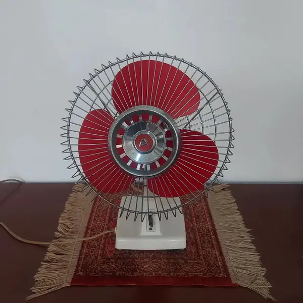 Foto de um(a) Ventilador antigo Arno anos 60, da categoria de Eletrodomésticos. Antigo e lindo ventilador da Arno década de 60, duas velocidades, 220 volts. Mostrado de uma perspectiva diferente. Vendido no marketplace Trésors.