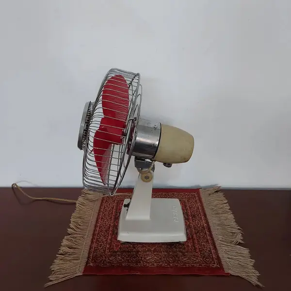 Foto de um(a) Ventilador antigo Arno anos 60, da categoria de Eletrodomésticos. Antigo e lindo ventilador da Arno década de 60, duas velocidades, 220 volts. Mostrado de uma perspectiva diferente. Vendido no marketplace Trésors.