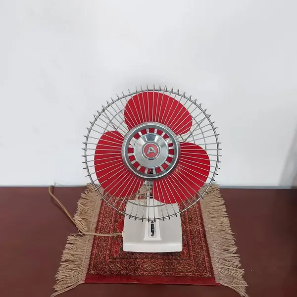 Foto de um(a) Ventilador antigo Arno anos 60, da categoria de Eletrodomésticos. Antigo e lindo ventilador da Arno década de 60, duas velocidades, 220 volts. Mostrado de uma perspectiva diferente. Vendido no marketplace Trésors.