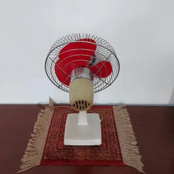 Foto de um(a) Ventilador antigo Arno anos 60, da categoria de Eletrodomésticos. Antigo e lindo ventilador da Arno década de 60, duas velocidades, 220 volts. Mostrado de uma perspectiva diferente. Vendido no marketplace Trésors.
