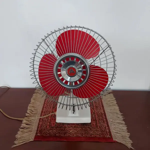 Foto de um(a) Ventilador antigo Arno anos 60, da categoria de Eletrodomésticos. Antigo e lindo ventilador da Arno década de 60, duas velocidades, 220 volts. Mostrado de uma perspectiva diferente. Vendido no marketplace Trésors.