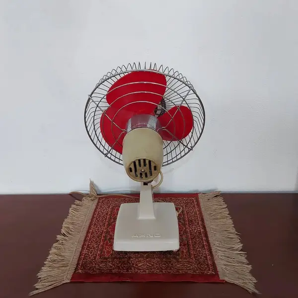 Foto de um(a) Ventilador antigo Arno anos 60, da categoria de Eletrodomésticos. Antigo e lindo ventilador da Arno década de 60, duas velocidades, 220 volts. Mostrado de uma perspectiva diferente. Vendido no marketplace Trésors.