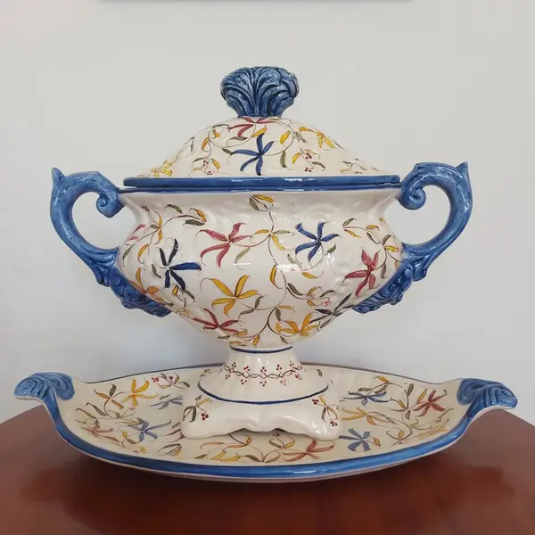 Foto de um(a) Sopeira com presentoir, da categoria de Terrinas de sopa. Linda e antiga sopeira com presentoir de porcelana pintada a mão Medidas: sopeira 29 cm altura x 33 cm x 12 cm largura... Mostrado de uma perspectiva diferente. Vendido no marketplace Trésors.