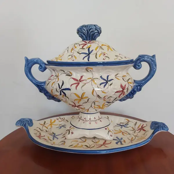 Foto de um(a) Sopeira com presentoir, da categoria de Terrinas de sopa. Linda e antiga sopeira com presentoir de porcelana pintada a mão Medidas: sopeira 29 cm altura x 33 cm x 12 cm largura... Mostrado de uma perspectiva diferente. Vendido no marketplace Trésors.