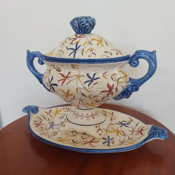 Foto de um(a) Sopeira com presentoir, da categoria de Terrinas de sopa. Linda e antiga sopeira com presentoir de porcelana pintada a mão Medidas: sopeira 29 cm altura x 33 cm x 12 cm largura... Mostrado de uma perspectiva diferente. Vendido no marketplace Trésors.