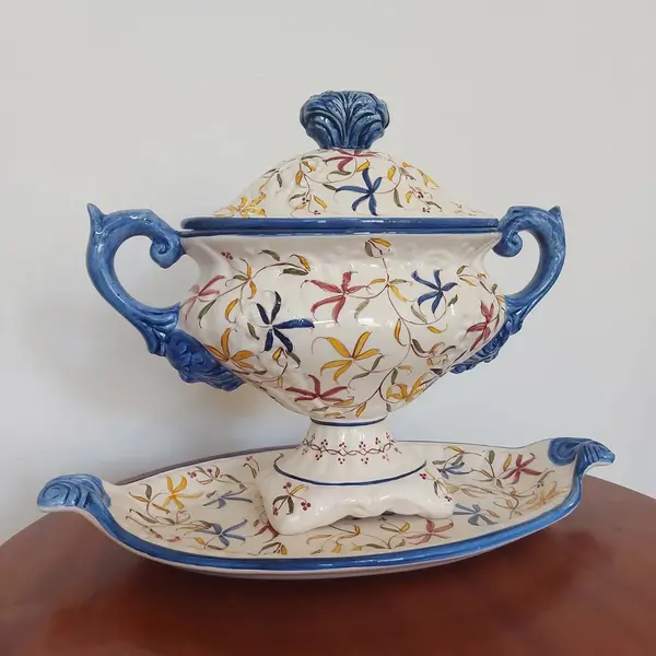 Foto de um(a) Sopeira com presentoir, da categoria de Terrinas de sopa. Linda e antiga sopeira com presentoir de porcelana pintada a mão Medidas: sopeira 29 cm altura x 33 cm x 12 cm largura... Mostrado de uma perspectiva diferente. Vendido no marketplace Trésors.