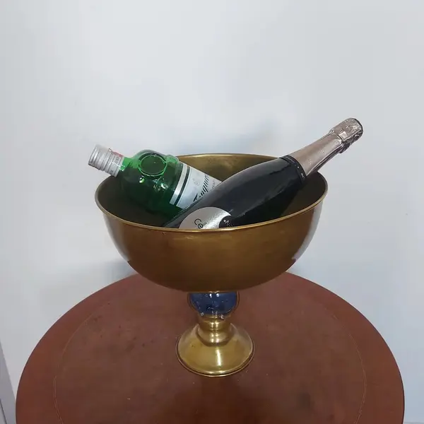 Foto de um(a) Centro de mesa em latão esmaltado, da categoria de Centro de mesa. Lindo centro de mesa de latão esmaltado / fruteira/ balde de gelo / bebidas (peça de ateliê). Medidas: 27 cm de altura x 30... Mostrado de uma perspectiva diferente. Vendido no marketplace Trésors.