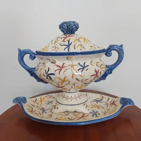 Foto de um(a) Sopeira com presentoir, da categoria de Terrinas de sopa. Linda e antiga sopeira com presentoir de porcelana pintada a mão Medidas: sopeira 29 cm altura x 33 cm x 12 cm largura... Mostrado de uma perspectiva diferente. Vendido no marketplace Trésors.