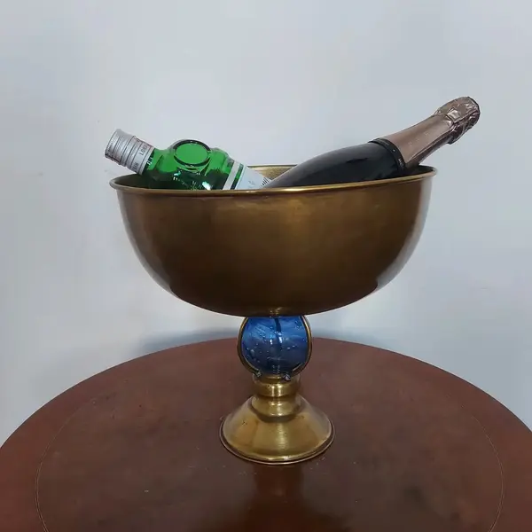 Foto de um(a) Centro de mesa em latão esmaltado, da categoria de Centro de mesa. Lindo centro de mesa de latão esmaltado / fruteira/ balde de gelo / bebidas (peça de ateliê). Medidas: 27 cm de altura x 30... Mostrado de uma perspectiva diferente. Vendido no marketplace Trésors.