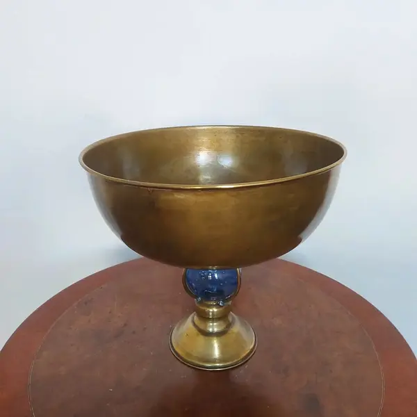 Foto de um(a) Centro de mesa em latão esmaltado, da categoria de Centro de mesa. Lindo centro de mesa de latão esmaltado / fruteira/ balde de gelo / bebidas (peça de ateliê). Medidas: 27 cm de altura x 30... Mostrado de uma perspectiva diferente. Vendido no marketplace Trésors.