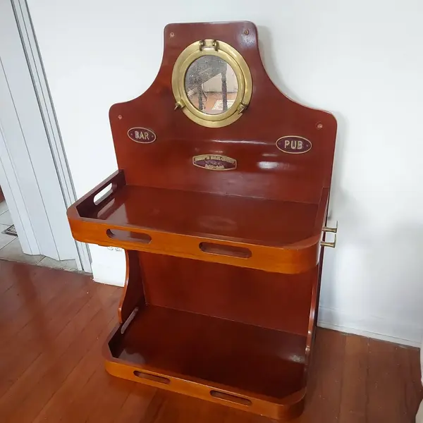 Foto de um(a) Bar antigo em madeira, da categoria de Bares. Belíssimo bar antigo em madeira com detalhes em bronze. Peça super bacana para quem gosta de decoração náutica.Espelho... Mostrado de uma perspectiva diferente. Vendido no marketplace Trésors.