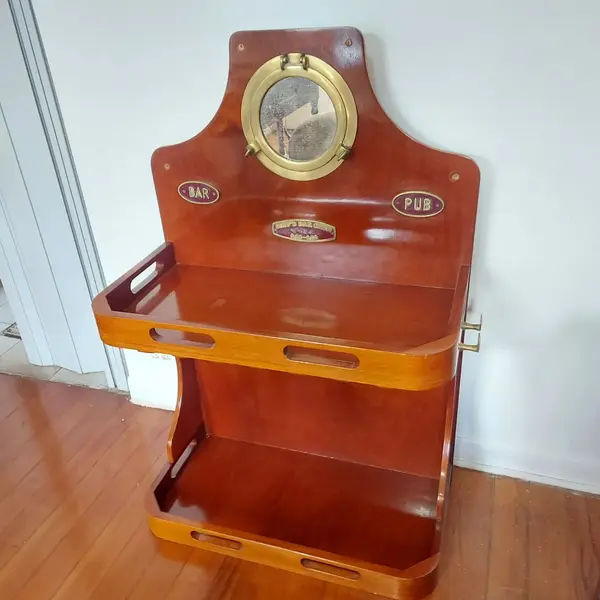 Foto de um(a) Bar antigo em madeira, da categoria de Bares. Belíssimo bar antigo em madeira com detalhes em bronze. Peça super bacana para quem gosta de decoração náutica.Espelho... Mostrado de uma perspectiva diferente. Vendido no marketplace Trésors.