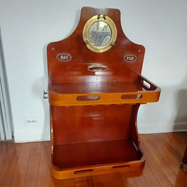 Foto de um(a) Bar antigo em madeira, da categoria de Bares. Belíssimo bar antigo em madeira com detalhes em bronze. Peça super bacana para quem gosta de decoração náutica.Espelho... Mostrado de uma perspectiva diferente. Vendido no marketplace Trésors.