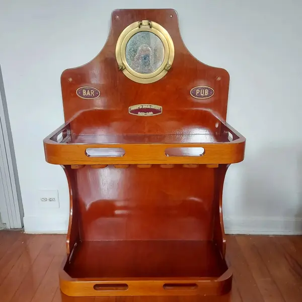 Foto de um(a) Bar antigo em madeira, da categoria de Bares. Belíssimo bar antigo em madeira com detalhes em bronze. Peça super bacana para quem gosta de decoração náutica.Espelho... Mostrado de uma perspectiva diferente. Vendido no marketplace Trésors.